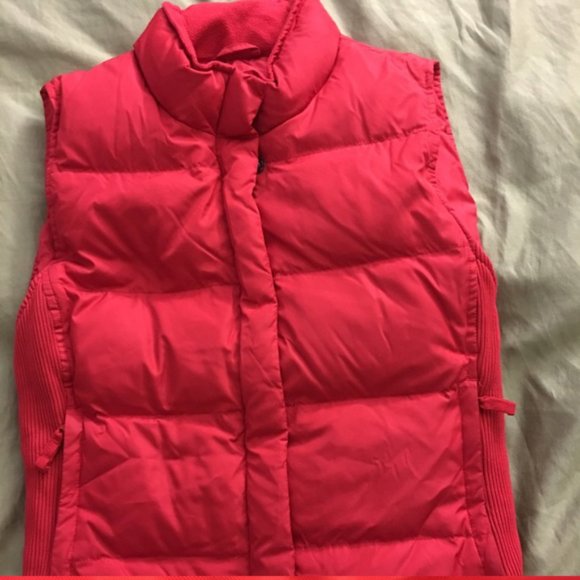 GAP "Premium" Down Red Winter Vest Y2K Super Rare Excellent Quality NEW - Picture 4 of 11